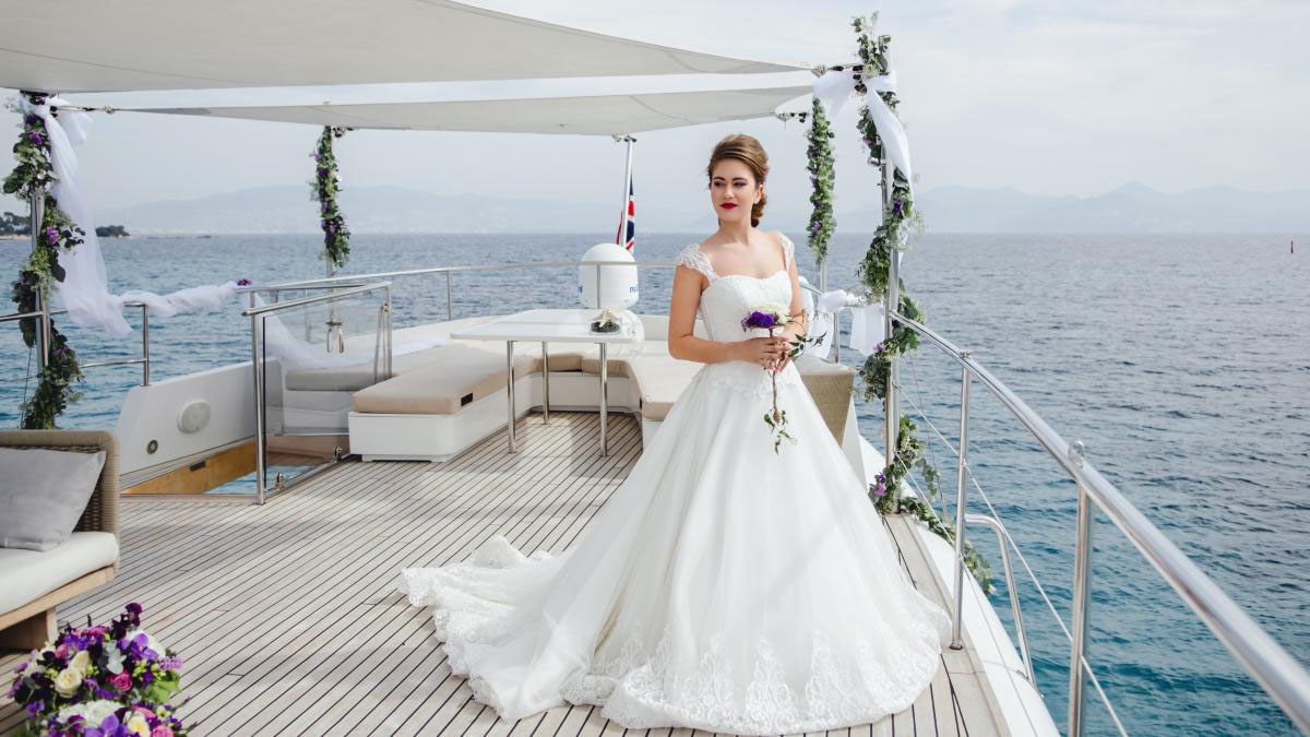 Teknede düğün için gelinlik modeli